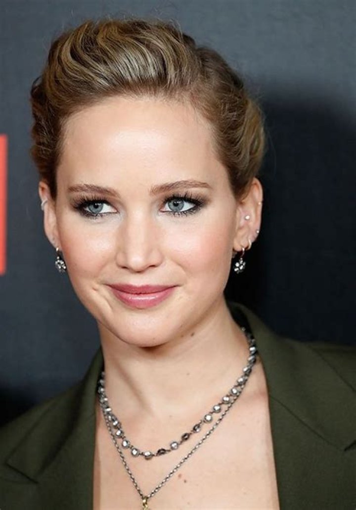 Jennifer Lawrence shows stunning makeup looks on red carpet