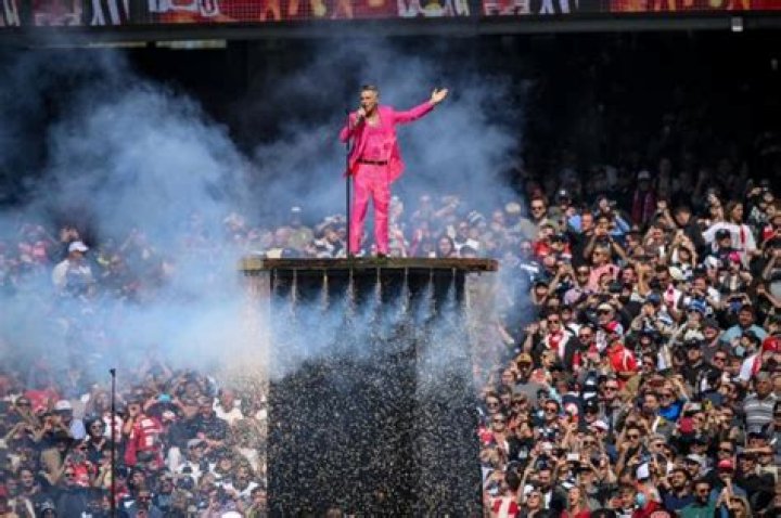 Robbie Williams pays touching tribute to his long-term manager